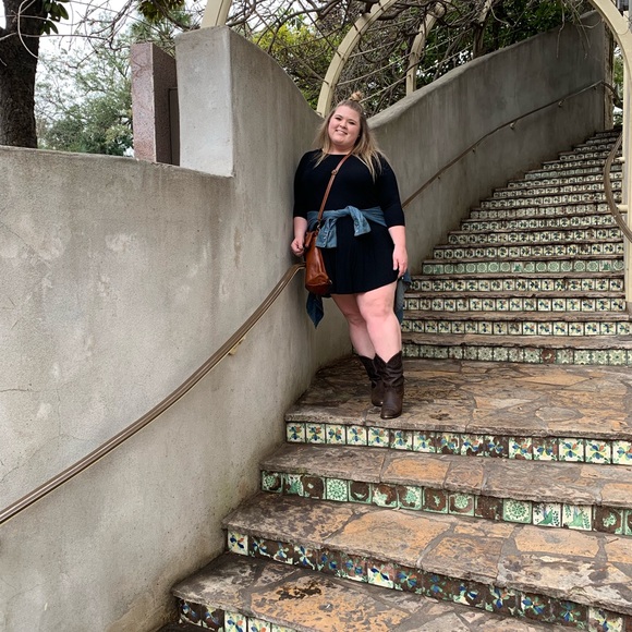 Hello Poshers! - Picture 4 of 8